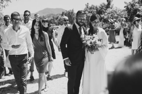 Hochzeitsfoto: Brautpaar Arm in Arm