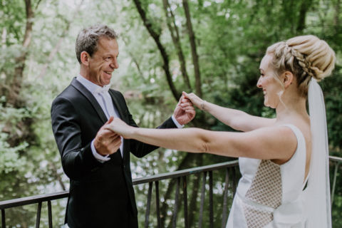 Hochzeitsfoto des strahlenden Brautpaares