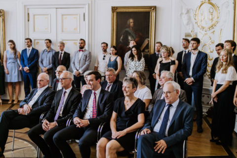 Hochzeitsgäste während der Traurede - Hochzeitsfotografie Berlin