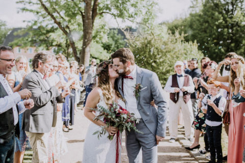 Kuss des Ehepaars vor Seifenblasen - Hochzeitsfotograf Berlin