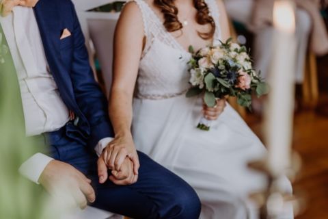 Händchenhalten von Braut und Bräutigam