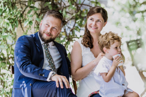 Hochzeitsfoto von Brautpaar und Kind