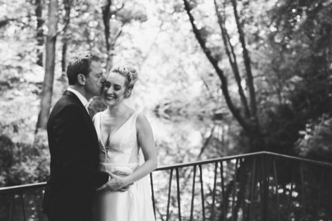 Fotografie: Ehemann küsst Braut