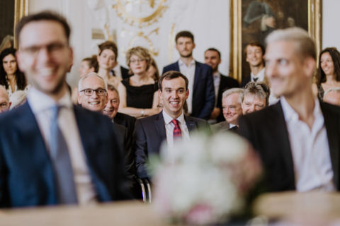 Hochzeitsfotografie Berlin: Hochzeitsgesellschaft lauscht Traurede