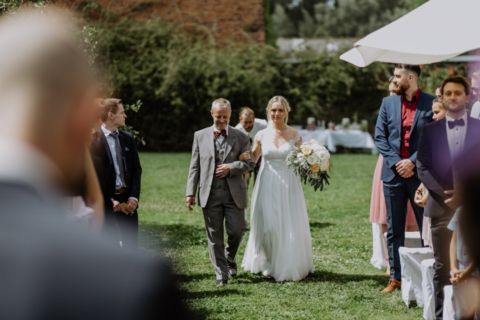 Zum Altar gehen Vater und Braut - Hochzeitsfotografie Berlin