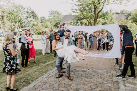 Hochzeitsfotograf Berlin: Braut wird durch Herz getragen