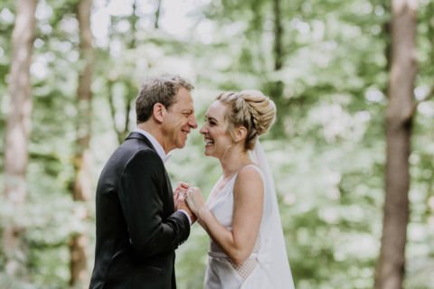 Ehepaar freut sich - Hochzeitsfotografie