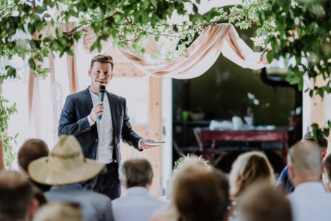 Foto der Hochzeitsrede des Trauzeugen vor Publikum