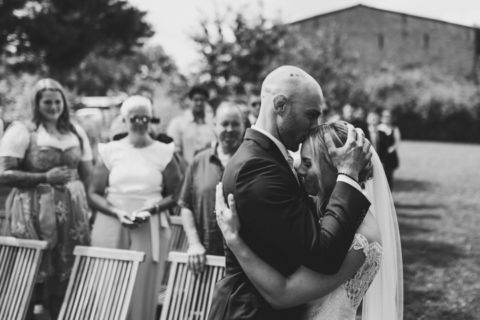 Brautpaar Kuss am Altar - Hochzeitsfotografie Berlin