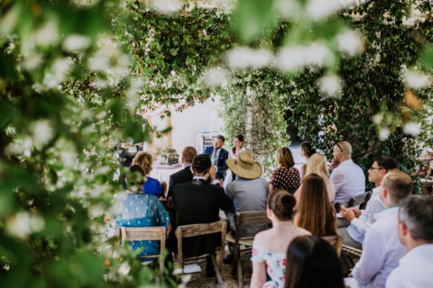 Unter Bäumen: Hochzeitsgesellschaft zur Trauung - Fotoaufnahme