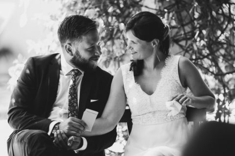 Brautpaar lächelt sich an: Schwarz-Weiß Aufnahme