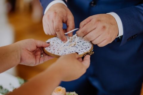 Eheringe anstecken: Hochzeitsfotografie Berlin