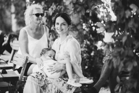 Schlafendes Kind in den Armen der Braut - Foto der Hochzeit