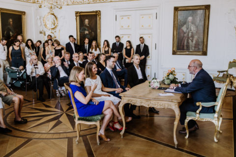 Im Standesamt mit Trauzeugen - Hochzeitsfotografie Berlin