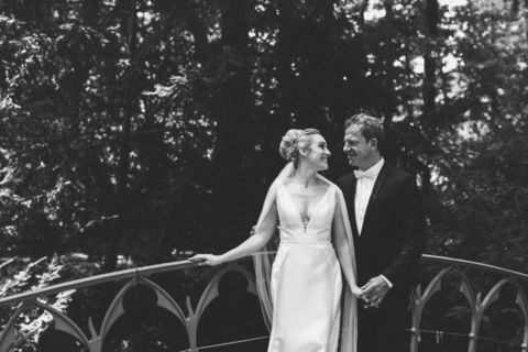 Ehepaar auf der Brücke - Schwarz-weiß-Foto