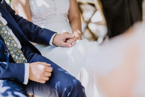 Hochzeitsfoto: Bräutigam Hand halten der Braut
