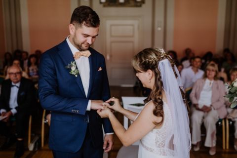 Fotoaufnahme: Ringanstecken der Braut