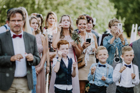 Seifenblasen pusten der Hochzeitsgäste - Hochzeitsfotograf Berlin