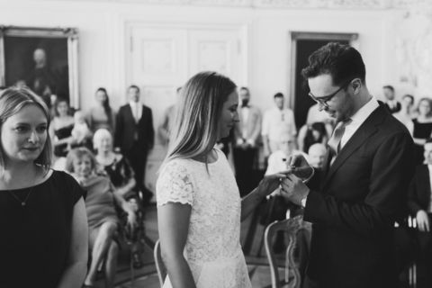 Schwarz-weiß Hochzeitsfotografie Berlin: Ringanstecken