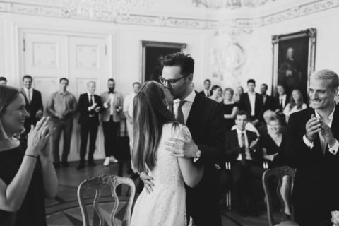 Hochzeitsfotografie Berlin: Kuss des Brautpaares