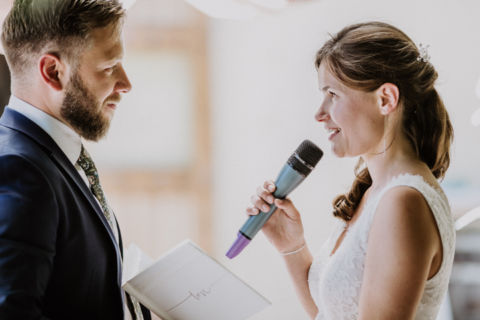 Braut hält Rede vor dem Bräutigam - Foto der Hochzeit
