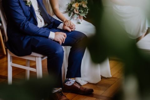 Hochzeitsfotografie: Hände halten am Altar