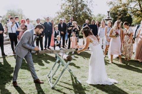 Sägen des Baumstamms - Hochzeitsfotograf Berlin