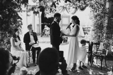 Gelübde der Braut: Schwarz-weiß-Hochzeitsfotografie