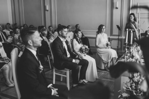 Schwarz-Weiß-Foto einer Trauung