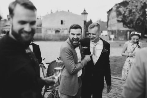 Bräutigam lacht mit Trauzeugen - Hochzeitsfotograf Berlin