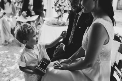 Ringübergabe durch ein Kind: Schwarz-weiß Aufnahme