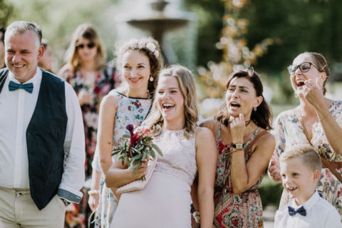 Hochzeitsfotograf Berlin: Hochzeitsgesellschaft besonders fröhlich