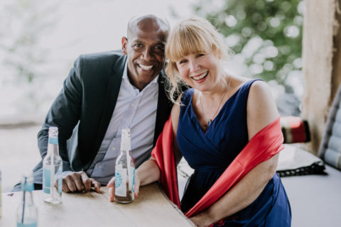 Fotografie lächelnder Hochzeitsgäste