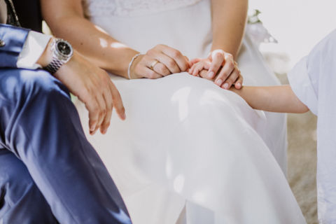 Kind und Braut halten Händchen auf einem Foto