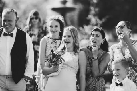 Hochzeitsgäste freuen sich - Hochzeitsfotograf Berlin