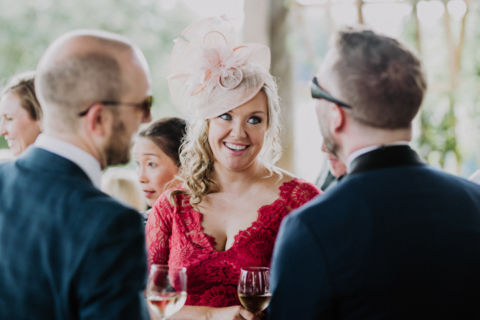 Fotografie der Hochzeitsgäste während einer Unterhaltung