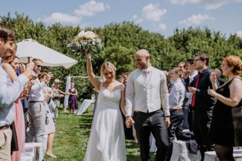 Braut hält Brautstrauß - Hochzeitsfotografie Berlin