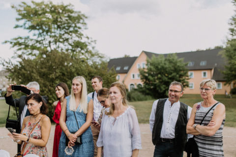 Hochzeitsfotograf Berlin: Wartende Hochzeitsgäste