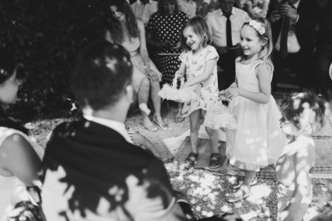 Mädchen tanzen und spielen - Hochzeitsfoto