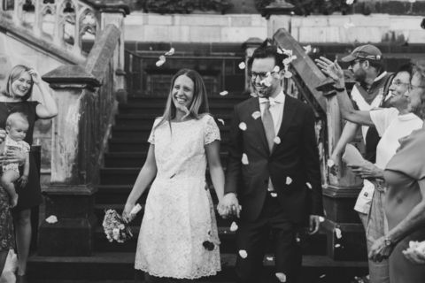 Hochzeitsfotografie Berlin: Rosenblätter für das Ehepaar