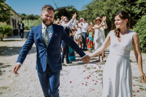 Brautpaar auf einem ausgelassenen Foto