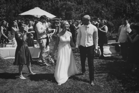 Hochzeitsfotografie Berlin schwarz-weiß: Hochzeitspaar nach Trauung