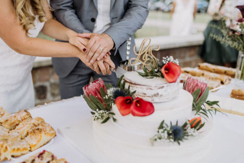 Hochzeitstorte zusammen anschneiden - Hochzeitsfotograf Berlin