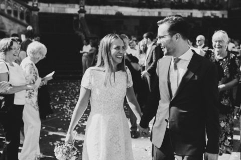 Schwarz-weiß Hochzeitsfotografie Berlin: Ehepaar mit Rosenblättern