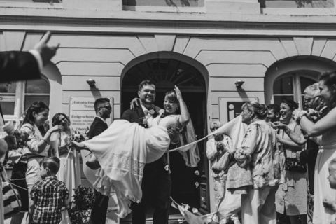 Bräutigam trägt die Braut - Hochzeitsfotografie Berlin