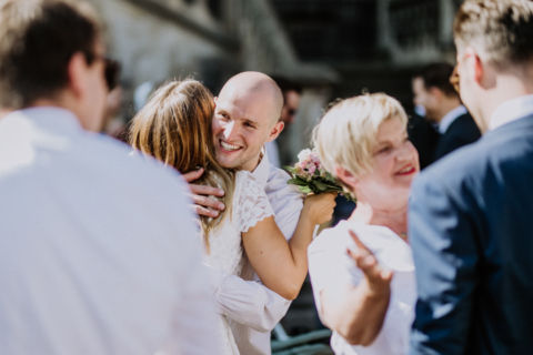 Hochzeitsfotografie Berlin: Braut wird beglückwünscht