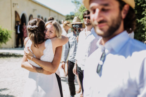 Fotoaufnahme der Glückwünsche durch Hochzeitsgäste