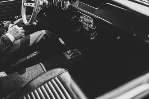 Fotografie des Hochzeitsautos von innen