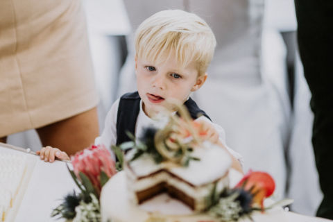 Hochzeitsfotograf Berlin: Kind und Hochzeitstorte