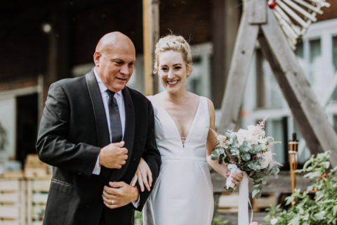 Hochzeitsfoto der strahlenden Braut mit ihrem Vater